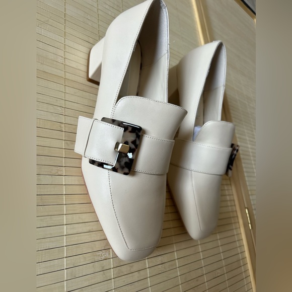 deltan Shoes - Deltan Veronica Leather Tortoise Buckle Flared Block Heel Pumps
Size:10